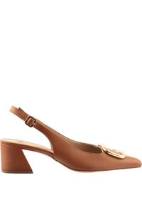 Brązowe skórzane buty typu slingback z ostrym noskiem, niskim blokowym obcasem i złotą klamrą z przodu. Teksturowana cholewka oraz gładkie wnętrze.