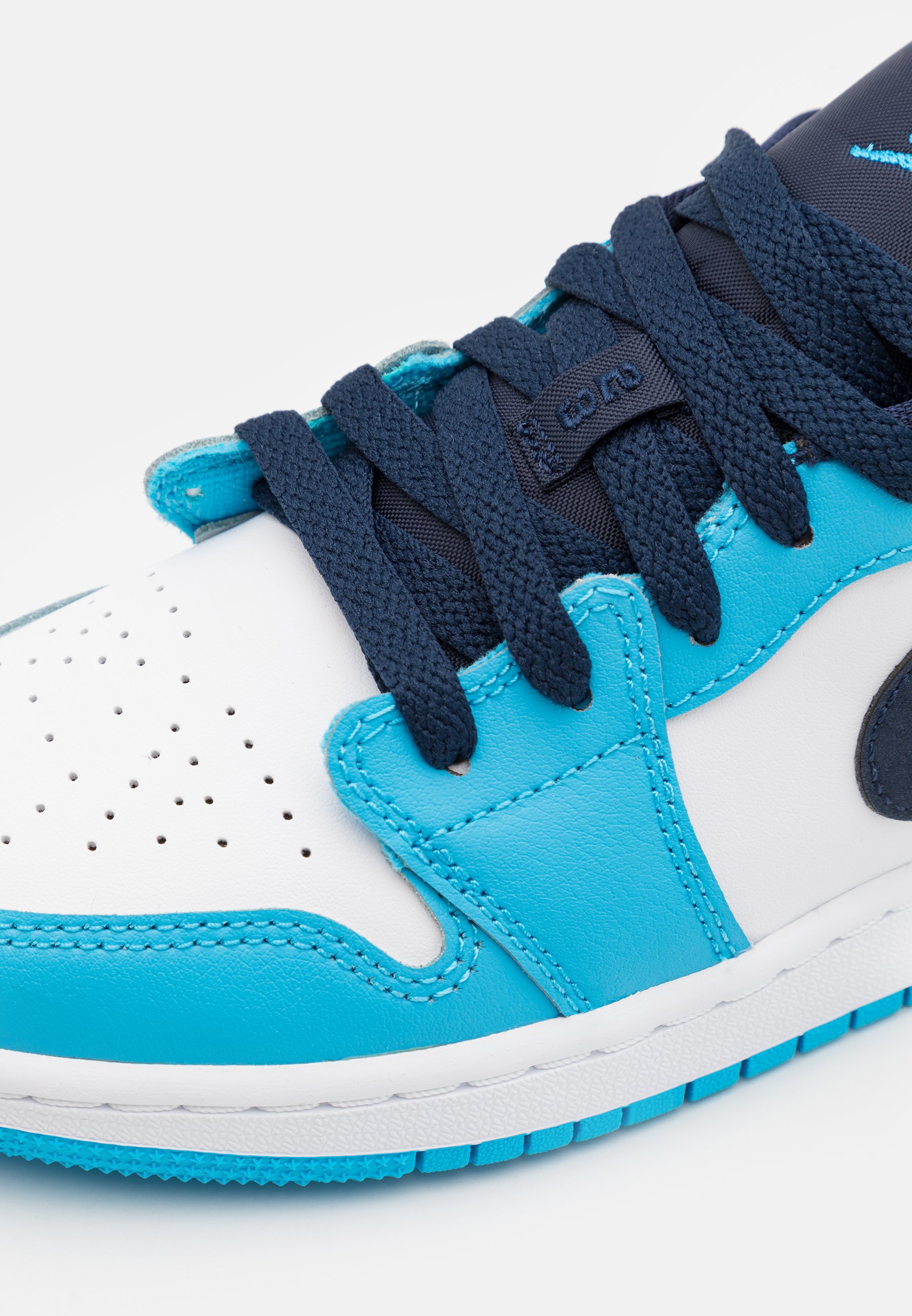 Jordan AIR 1 LOW UNISEX - Basketball shoes - white/dark powder  blue/obsidian/white - Zalando.co.uk