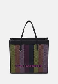 Bolsa tote negra con patrones de puntos multicolores, de forma estructurada y con asas dobles. Logotipo "KARL LAGERFELD" en negrita púrpura en la parte inferior.