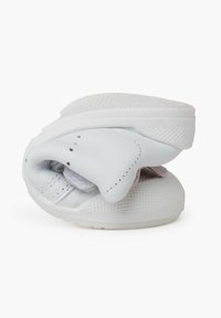 Scarpa in pelle bianca con una texture morbida, forma arrotondata, costruzione flessibile e suola in gomma. Presenta un design piegato e dettagli minimi.