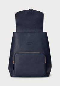 Ναυτικό σακίδιο από δέρμα με υφή, διαθέτει μπροστινή τσέπη με φερμουάρ και κλείσιμο με καπάκι. Ο εσωτερικός χώρος είναι ευρύχωρος και χωρίς επένδυση.