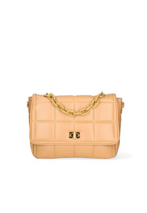 Beige gesteppte Lederhandtasche mit gelbem, grobem Kettenhenkel und goldfarbenem Drehverschluss an der vorderen Klappe.