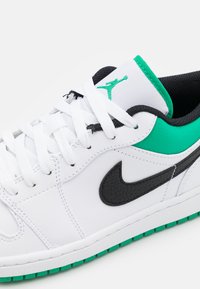 Jordan AIR JORDAN 1 - Sapatilhas - white/stadium green/black