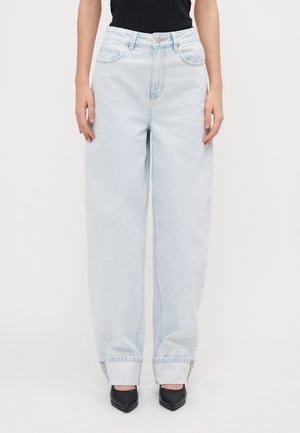 VMBILLIE BARREL  - Laisvo kirpimo džinsai - light blue denim