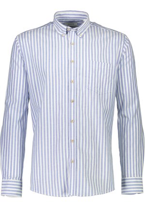 Camisa de botones a rayas en azul claro y blanco, con collar puntiagudo, bolsillo en el pecho y cierre frontal con pequeños botones redondos.