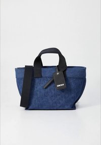 Saco tote de ganga DKNY em azul marinho escuro com alças duplas, uma etiqueta de tecido preta e detalhes texturizados. Forma compacta e arredondada, tecido durável.