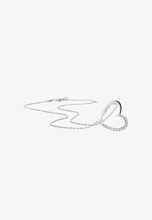 Collana d'argento con un ciondolo a forma di cuore, caratterizzata da un design fluido e decorata con pietre trasparenti lungo un lato.