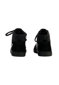 Scarpe alte nere realizzate in pelle liscia e suede. Presentano una chiusura con lacci e zip, un colletto imbottito e una suola in gomma testurizzata.