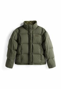 Veste matelassée vert olive avec un col montant, texture matelassée et poches zippées. Présente une coupe droite et un design légèrement court.