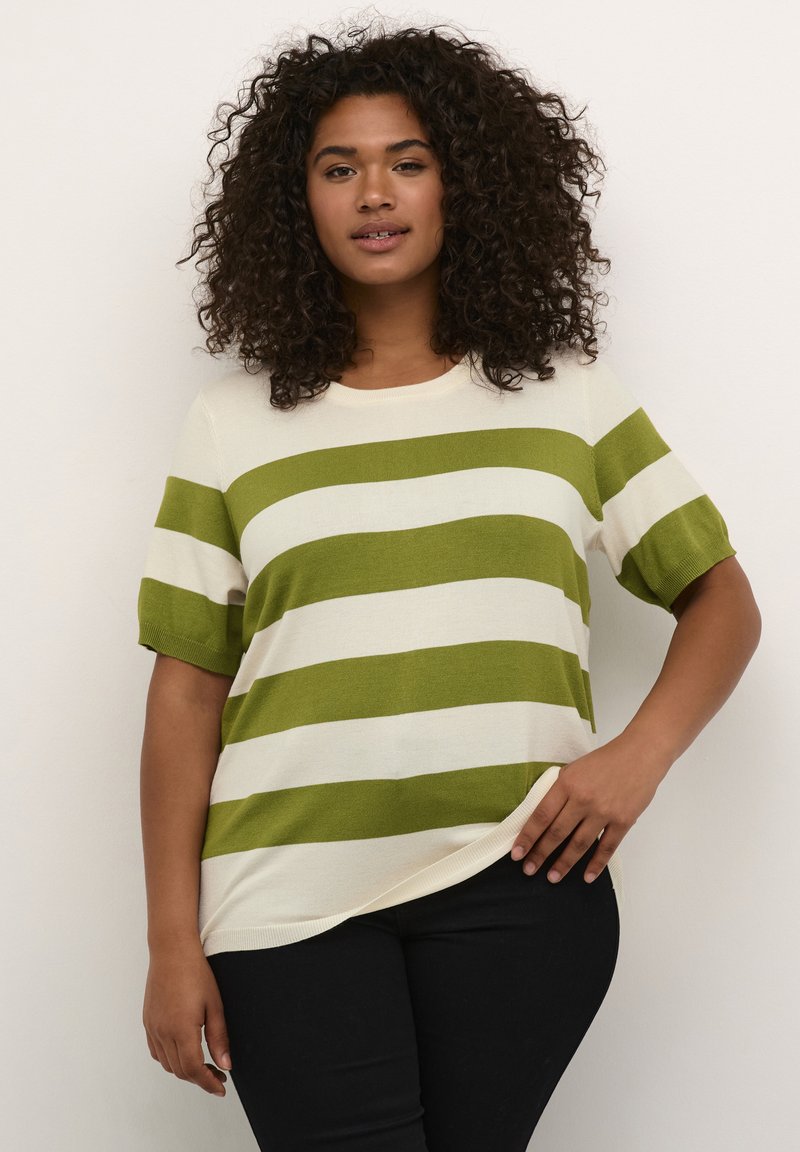 Stribet kortærmet sweater i creme og grøn, med rund hals og blød striktekstur. Designet inkluderer brede vandrette striber.