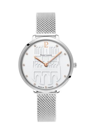 Zilver mesh band horloge met witte textuur wijzerplaat, reliëfdesign, roségouden wijzers en kristalaccenten. Merknnaam is zichtbaar op de wijzerplaat.
