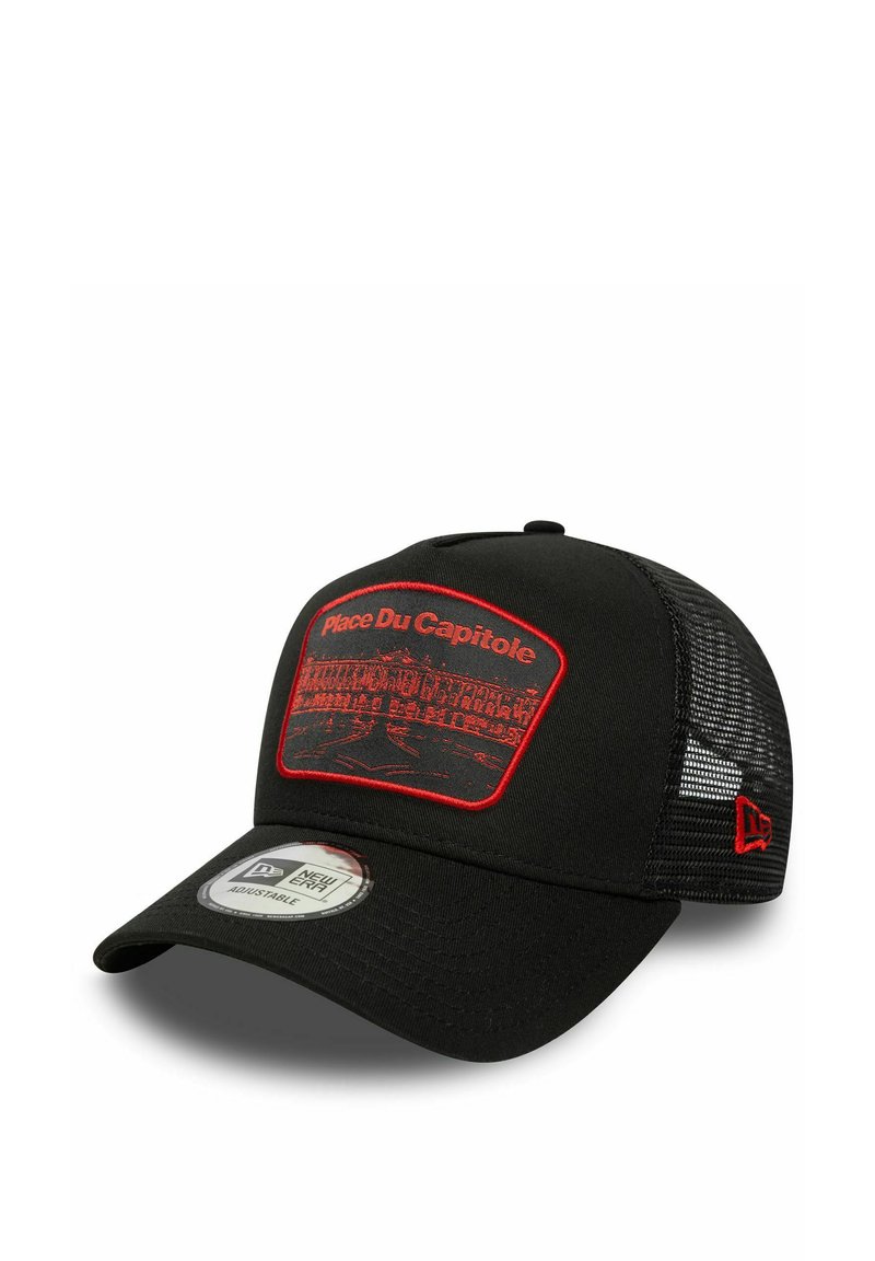 Schwarze Baseballkappe mit rotem gesticktem Patch mit der Aufschrift "Place Du Capitole." Netzrücken, gebogener Schirm und verstellbarer Riemen.