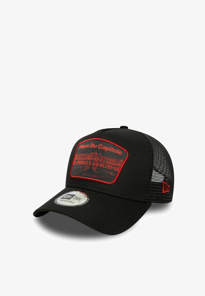 Schwarze Baseballkappe mit rotem gesticktem Patch mit der Aufschrift "Place Du Capitole." Netzrücken, gebogener Schirm und verstellbarer Riemen.