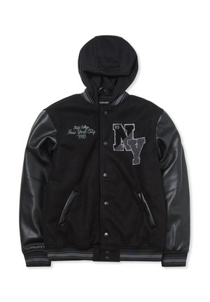 Giacca varsity nera con maniche in pelle, cappuccio, chiusura con bottoni e ricami "NY 93" e "State College New York City 1993" sul petto.