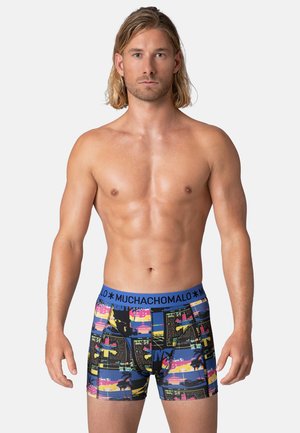 Vyrų bokseriai su spalvingu grafiniais raštais, pasižymintys mėlynu elastingu juosmeniu su „MUCHACHO“ tekstu. Pagaminti iš minkštos, tamprios medžiagos.