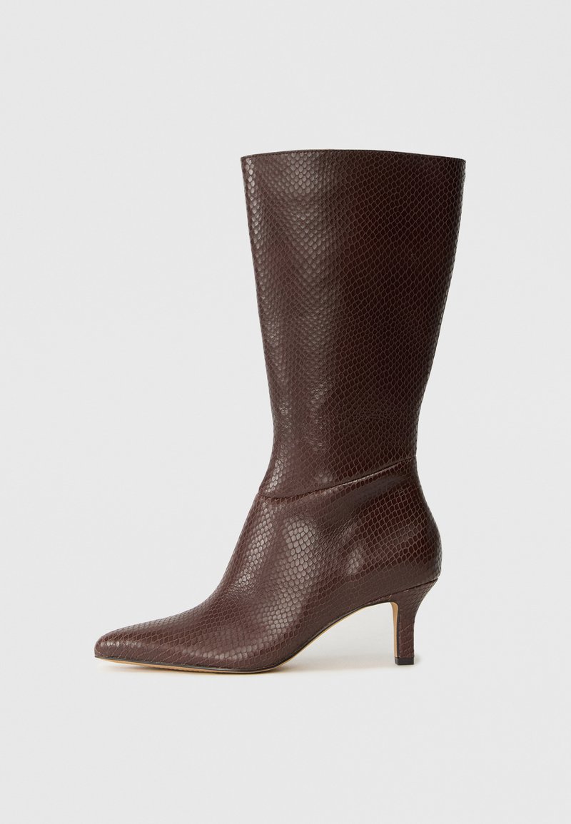 Botine din piele ecologică maro, cu vârf ascuțit, textură de șarpe și toc de 5 cm, având un design elegant și aerisit.