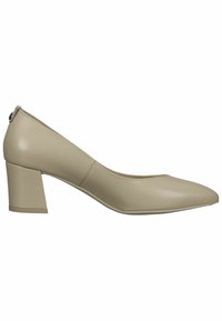 Pumps beige in pelle con tacco a blocco e punta affusolata, texture liscia e cuciture minime. Presenta un accento decorativo in argento sul tacco.