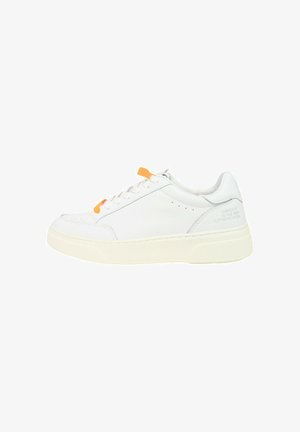 Sneaker bianchi in pelle con suola in gomma testurizzata, dotate di lacci arancioni e testo in rilievo sul tallone. Superficie liscia con dettagli perforati.