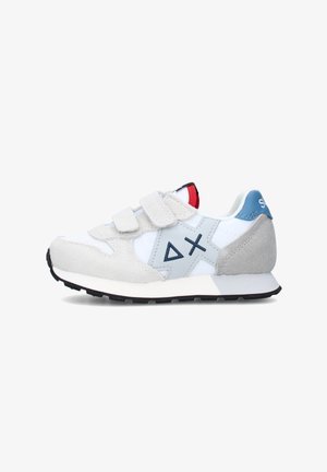 Scarpa da ginnastica bianca e grigia con suola nera, due cinturini in velcro, linguetta del tallone blu, accento rosso sulla lingua e logo a forma di triangolo e X blu navy.