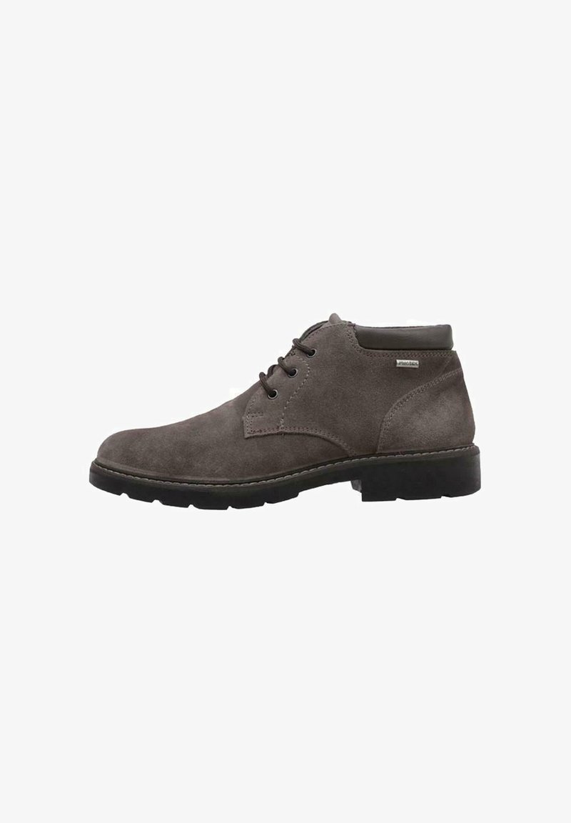 Bota chukka de ante gris con puntera redondeada, sistema de cordones de dos ojales y suela de goma negra en contraste. Sutil textura y detalles de costura.