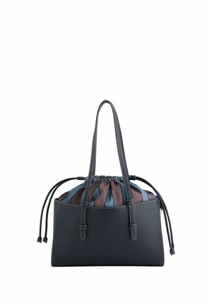 Bolso rectangular negro con doble asa, con cierre interior de tela con cordón a rayas azules y marrones.