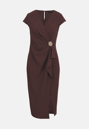 Tmavě hnědé, ke kolenům sahající šaty s krátkými rukávy, výstřihem do V, bočním nařaseným detailem sepnutým ozdobnou sponou a předním rozparkem.