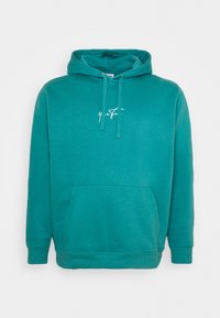 Sudadera con capucha de color verde azulado, hecha de tela suave, con un bolsillo tipo canguro en el frente y un logo blanco impreso en el pecho. Mangas largas con puños acanalados.