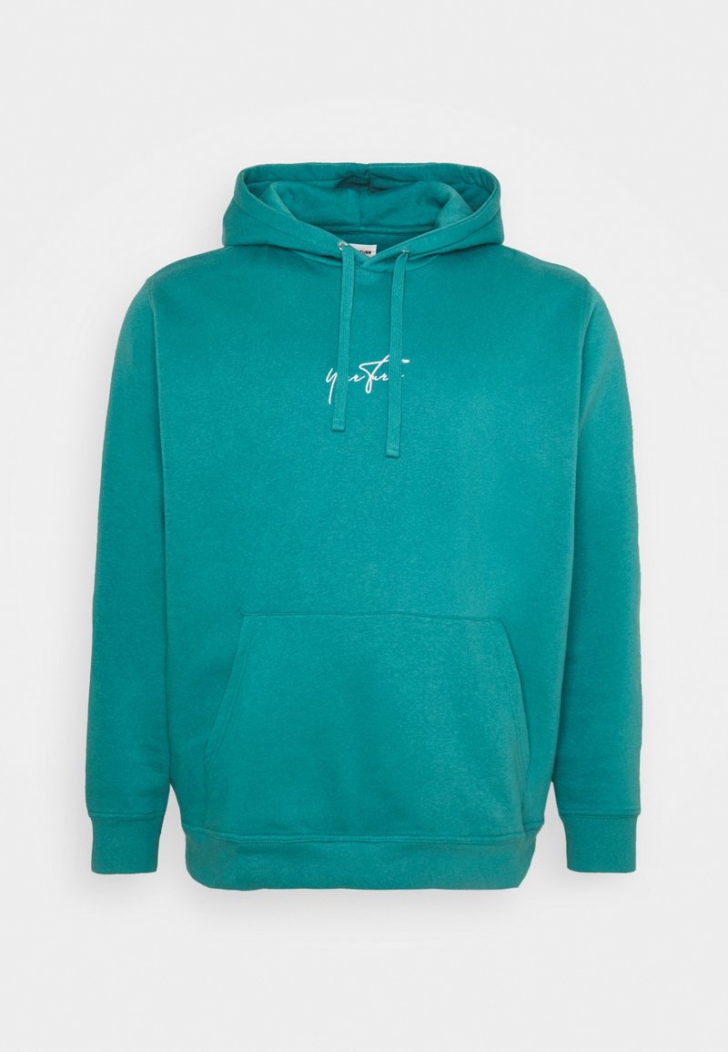 Sudadera con capucha de color verde azulado, hecha de tela suave, con un bolsillo tipo canguro en el frente y un logo blanco impreso en el pecho. Mangas largas con puños acanalados.