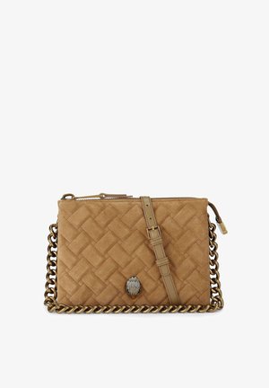 Borsa a tracolla in suede tan con motivo intrecciato, tracolla in catena dorata, spallaccio in pelle regolabile e chiusura decorativa in metallo.