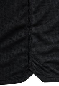 Schwarze sportliche Shorts aus strukturiertem Mesh-Gewebe. Merkmale sind Flatlock-Nähte und ein geschwungener Saum für eine bessere Bewegungsfreiheit.