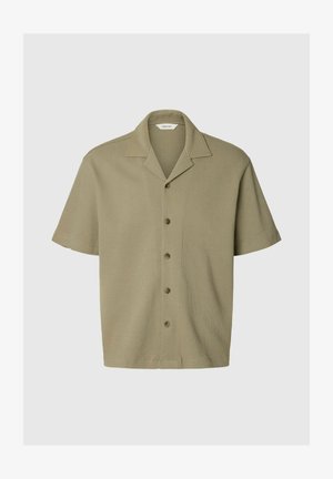 Beige kortærmet vævet skjorte med spredningskrave og fem knapper foran, vist på en ensartet lys baggrund.