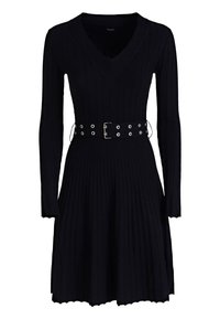 Robe en maille côtelée noire à manches longues, encolure en V, taille cintrée, et ceinture amovible à œillets métalliques. Silhouette évasée.