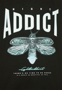 Černé bavlněné tričko s velkým, detailním grafickým motivem můry ve světle modré barvě, s textem "NIGHT ADDICT" nahoře a citátem níže.