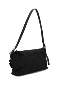 Borsa a tracolla nera trapuntata con una fascia lineare, hardware in argento e texture arricciata su un lato. Design compatto e rettangolare.