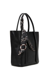 Borsa tote in pelle nera con due manici lunghi, caratterizzata da una sciarpa in seta con motivo legata a un manico. Forma elegante e strutturata con dettagli minimi.