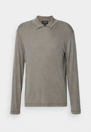 Hosszú ujjú pólóing, tompa szürke színben, puha anyagból készült, finom bordás textúrával. Klasszikus gallér és varrt hem jellemzi.