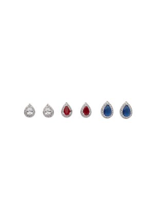 Set di cinque orecchini a forma di goccia con pietre preziose trasparenti, rosse e blu, circondate da accenti argentati scintillanti. Varie dimensioni esposte.