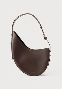 Pruun nahast õlakott, millel on kaarjas poolkuu kuju, reguleeritav rihm ja minimalistlik disain. Omab kuldsete aksessuaaridega detaile.