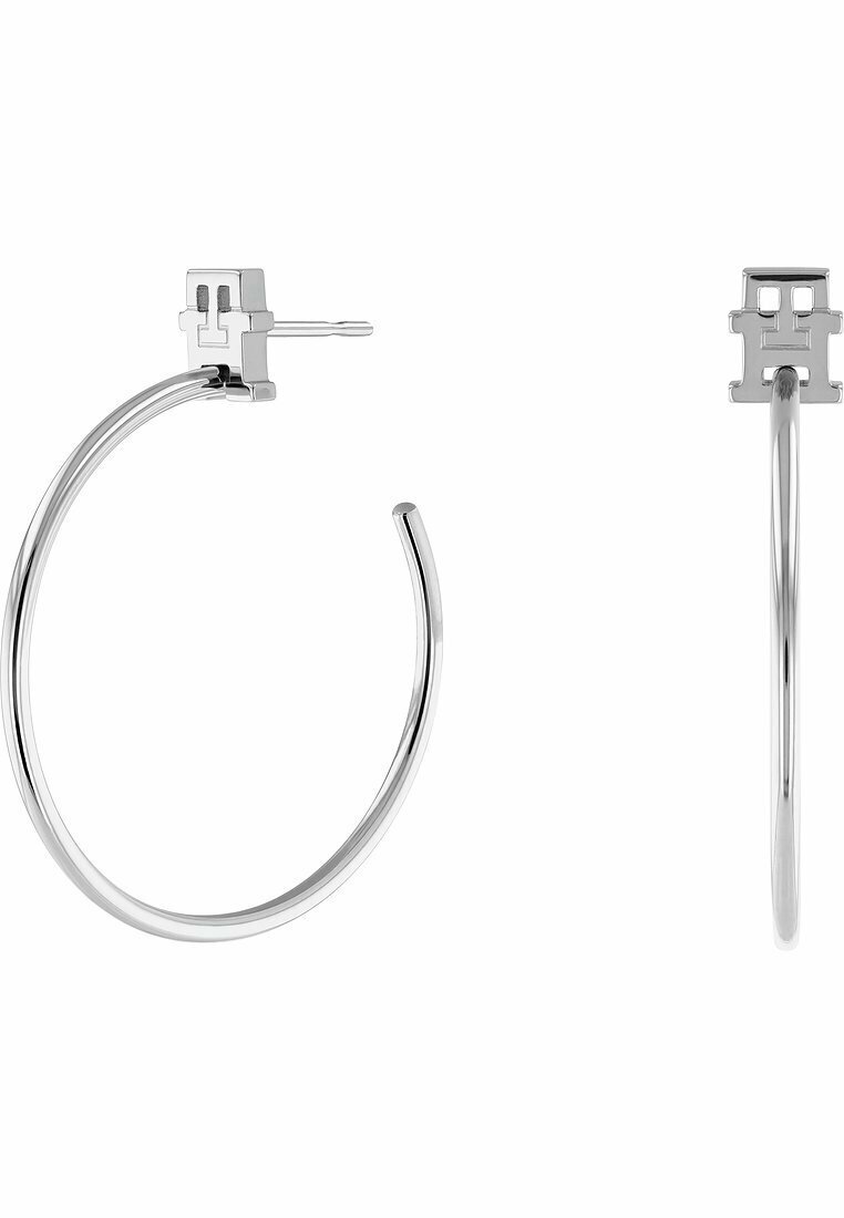 Zilveren hoepel oorbellen hebben een slank, rond ontwerp met een getextureerde accent op de stekker. Het oppervlak is gepolijst voor een reflecterende glans.