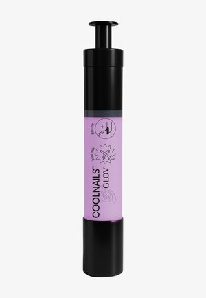 Stylo dissolvant pour vernis à ongles noir et violet étiqueté « COOLNAILS by GLOV » avec tête pompe et icônes pour une utilisation sans salissures, prêt pour le voyage.