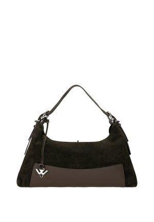 Bolso bandolera de ante marrón oscuro con asa curva, herrajes plateados y un bolsillo delantero de piel.