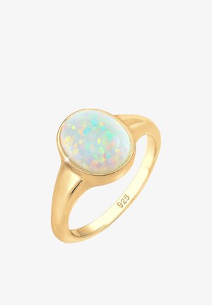 Zlatý prsteň s oválnym opálovým kameňom, ktorý má mliečny, iridiscenčný povrch a farebné škvrny. Označené "925" pre obsah striebra.