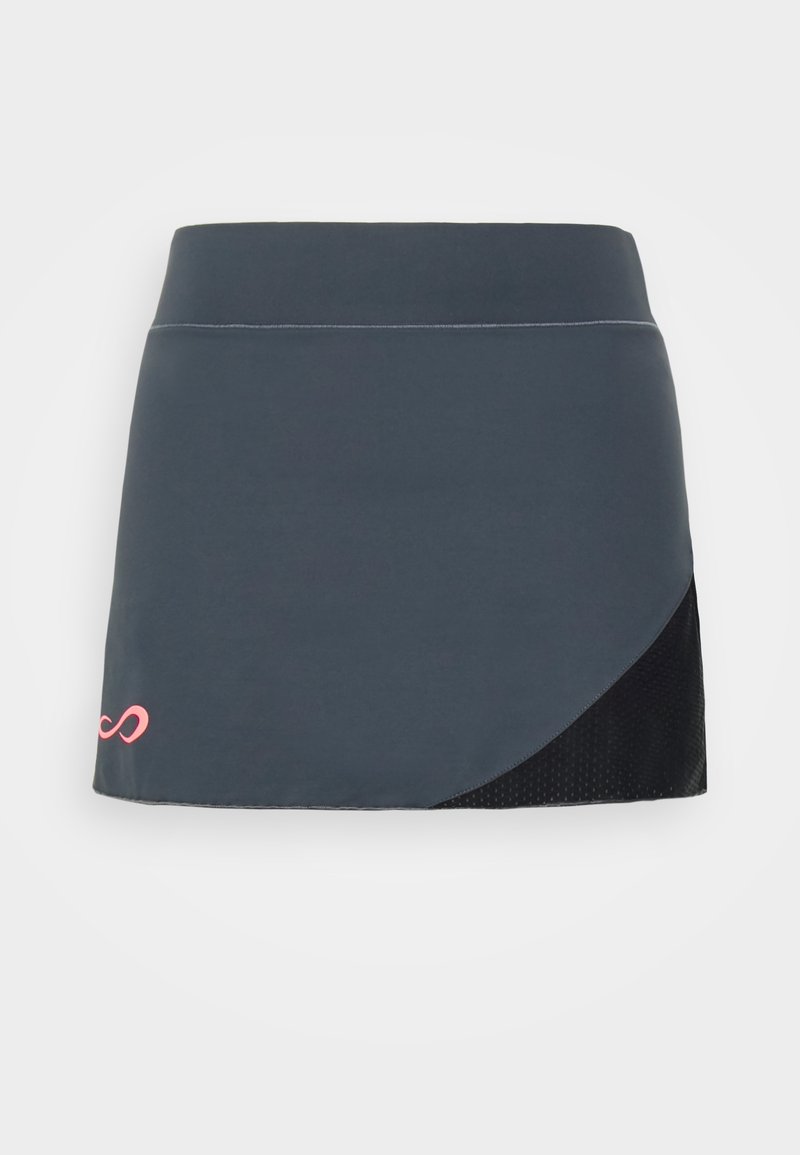 Falda deportiva gris con una suave cinturilla elástica, panel de malla negra geométrica y acento del logo rosa en la parte inferior izquierda.