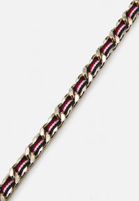 Bracciale a catena color oro con maglie alternate in tessuto intrecciato nero, rosso e bianco. Superficie liscia con finitura lucida.