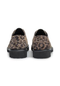 Scarpe con stampa leopardata, realizzate in suede, suola in gomma nera, punta rotonda e design slip-on, caratterizzate da dettagli di cuciture in rilievo.