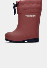 Stivale da pioggia rosso in gomma per bambini con suola blu navy e colletto in tessuto con cordino regolabile, marchiato "Tretorn" di lato.