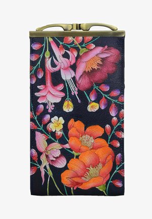 Leren etui met een donkerblauwe achtergrond, versierd met levendige bloemenpatronen in roze, oranje en wit, en een bronzen sluiting.