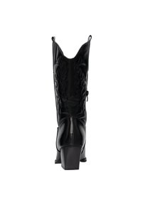 Bota de vaquero de cuero negro con detalles de costura, forma puntiaguda, pestañas para tirar y un tacón grueso. Textura suave y diseño elegante.
