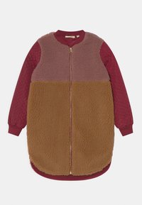 Giacca lunga con maniche e parte superiore del petto trapuntate in borgogna, pannelli frontali in sherpa fleece color taupe e cammello, e chiusura frontale a zip.