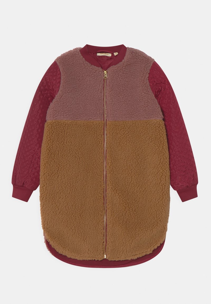 Giacca lunga con maniche e parte superiore del petto trapuntate in borgogna, pannelli frontali in sherpa fleece color taupe e cammello, e chiusura frontale a zip.